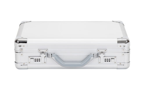 Aluminiumkoffer mit glatter Oberläche ideal als Aktenkoffer oder Präsentationskoffer einsetzbar. In zwei Ausführungen erhältlich: mit Attachéeinsatz oder in der leeren Ausführung.