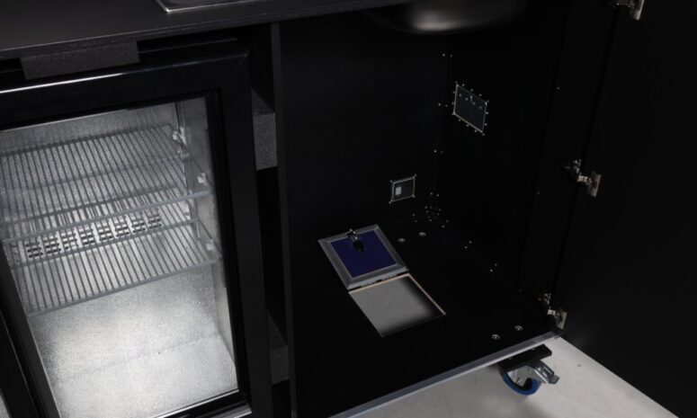 Mobile Bar Flightcase mit Barkühlschrank, integrierter Spüle mit Abtropffläche, Serviceklappe für den Festwasseranschluss. Mit wenigen Handgriffen ist die mobile Bar einsatzbereit.